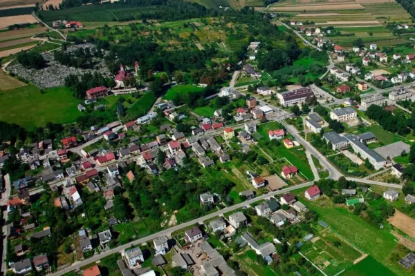 Gmina Kunów inwestuje w OZE: 26 budynków z fotowoltaiką i magazynami energii
