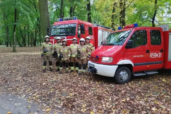 Drzewo powalone na światłowód w Pętkowicach Kolonii – interwencja strażaków