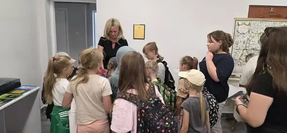 Dzieci z Dębowej Kłody odwiedziły Izbę Pamięci w Ćmielowie