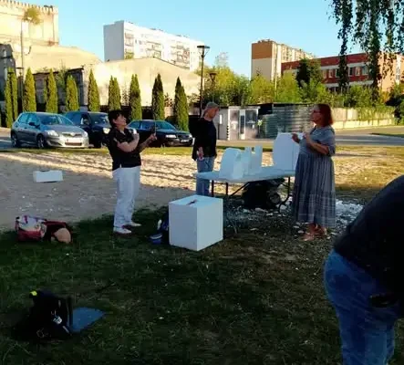 Rzeźba, pot i dobra energia – ruszyły warsztaty w Ostrowieckim Browarze Kultury