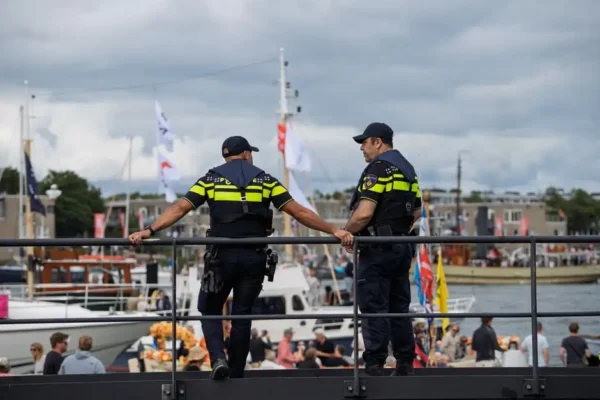 Policjanci z Ostrowca edukowali nad Gutwinem podczas wakacyjnych pikników
