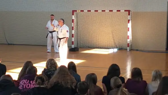 Karate w szkole w Kunowie – pokaz sztuk walki dla uczniów