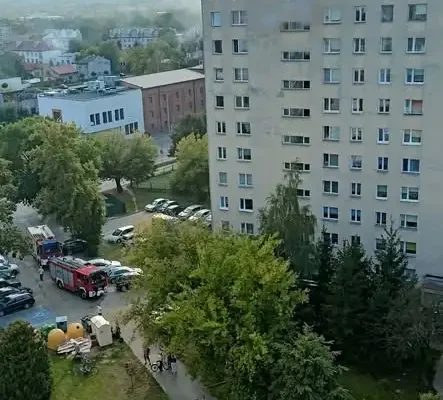 Pożar mieszkania na ósmym piętrze w Ostrowcu Świętokrzyskim – szybka akcja strażaków