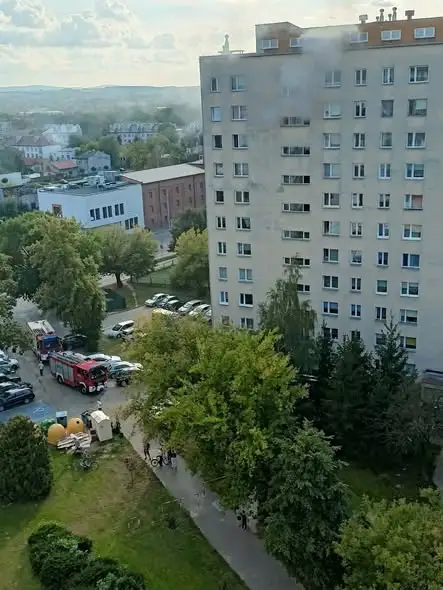 Pożar mieszkania na ósmym piętrze w Ostrowcu Świętokrzyskim – szybka akcja strażaków