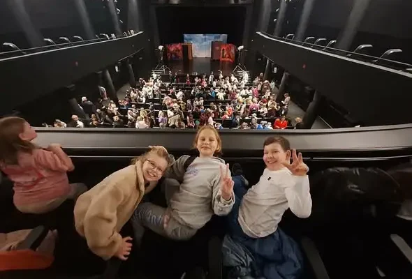 Pierwszy dzień jesieni w Ostrowcu Świętokrzyskim: uczniowie w teatrze i na spacerze