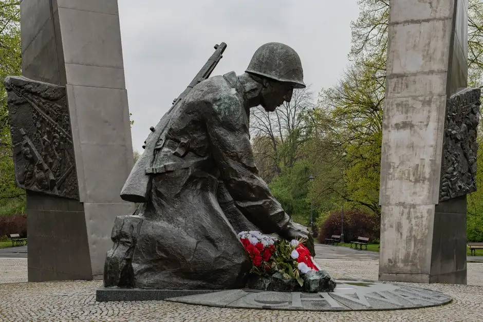 88. rocznica bombardowania Ostrowca Świętokrzyskiego. Harcerki oddały hołd poległym