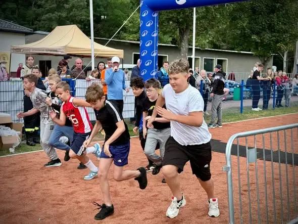 XII Bieg Papieski w Ćmielowie – sportowa rywalizacja i papieskie zawody strzeleckie