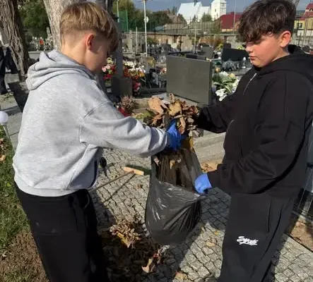 Uczniowie z Ćmielowa zadbali o miejsca pamięci na cmentarzu parafialnym