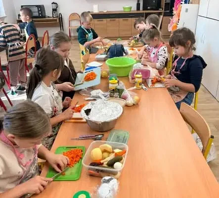 Drugoklasiści z Bałtowa przygotowali sałatkę warzywną