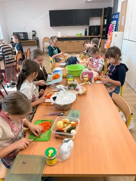Drugoklasiści z Bałtowa przygotowali sałatkę warzywną