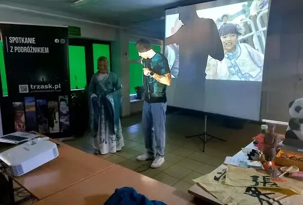 Uczniowie PSP 10 w Ostrowcu Świętokrzyskim odbyli podróż do Chin bez wychodzenia ze szkoły