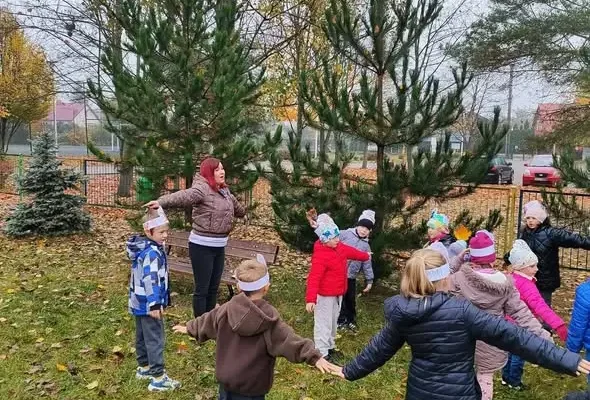 Dzień Drzewa w PSP nr 10 w Ostrowcu Świętokrzyskim – gra terenowa i spotkanie z leśnikiem
