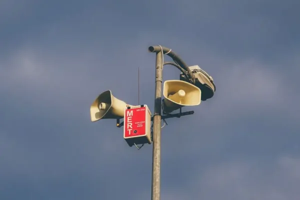 Alarm powietrzny – czy wiesz, jak się zachować? Przypominamy zasady